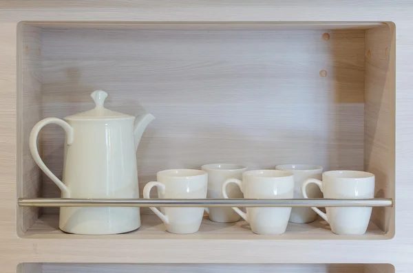 Théière et tasses sur étagère en bois — Photo