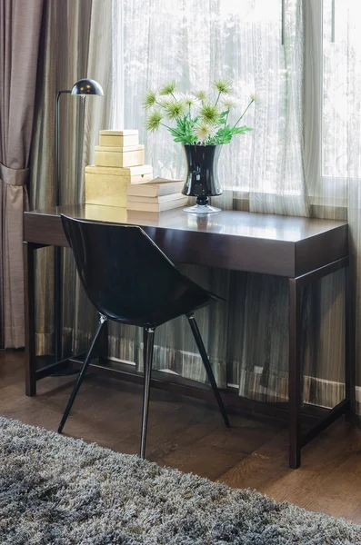 Silla negra con mesa de madera — Foto de Stock