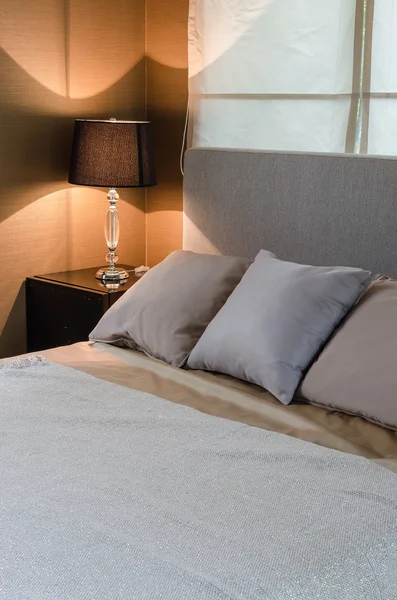 Trzy poduszki na łóżko w sypialni z Lampa — Zdjęcie stockowe
