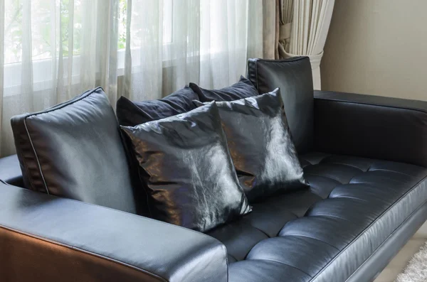 Sofá negro en la sala de estar en casa — Foto de Stock