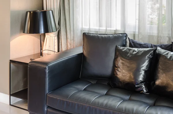 Czarny nowoczesny sofę w salonie w domu — Zdjęcie stockowe