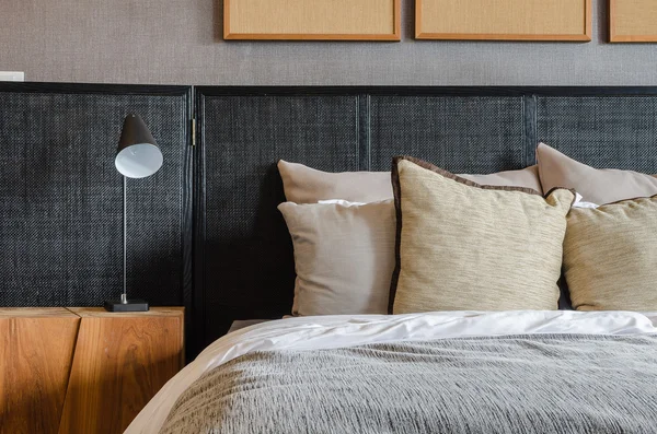 evde yatak odasında ahşap masa üzerinde modern siyah lamba