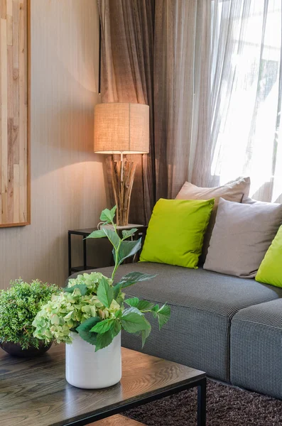 Jarrón de cerámica blanca de plantas en la sala de estar — Foto de Stock