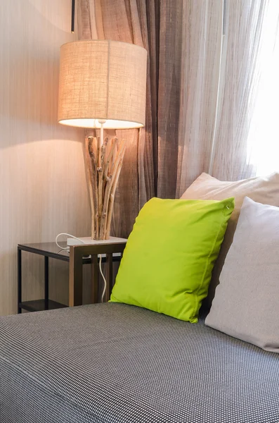 Szary kanapie z zielonej poduszki w salonie — Zdjęcie stockowe