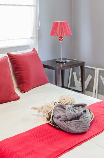Červený polštář na posteli v ložnici — Stock fotografie