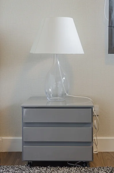 Lampa på grå bord i sovrum — Stockfoto