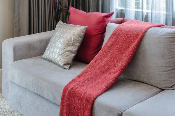 Sofá gris con almohada roja en el salón —  Fotos de Stock