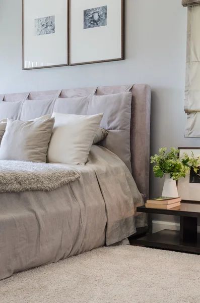 Односпальная кровать в современной спальне с растениями — стоковое фото