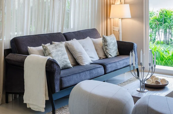 Роскошная гостиная с синим диваном в доме — стоковое фото