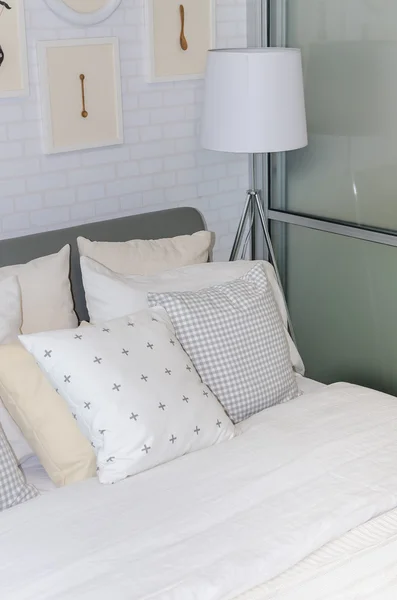 Design bianco camera da letto moderna con lampada bianca a casa — Foto Stock