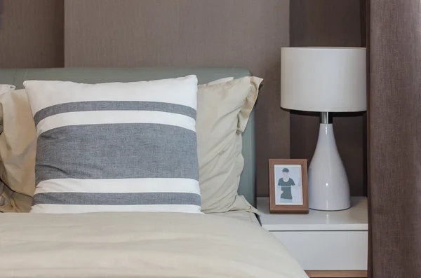 Kamar tidur modern dengan wallpaper coklat di rumah — Stok Foto