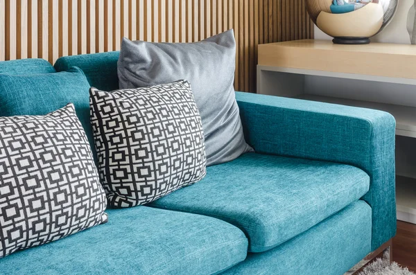 Moderní obývací pokoj s dřevěnou dekorační wal — Stock fotografie