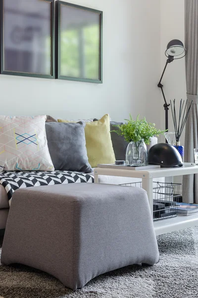 Sala de estar moderna com fila de travesseiro no sofá — Fotografia de Stock