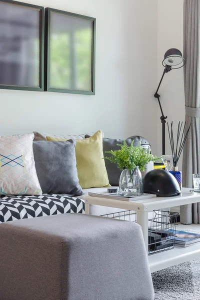 Moderna sala de estar con fila de almohadas en el sofá en casa —  Fotos de Stock