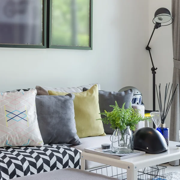 Modern oturma odası evde kanepe yastık sıra ile