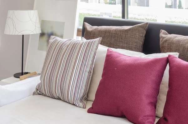 Design moderno camera da letto con cuscini rossi — Foto Stock