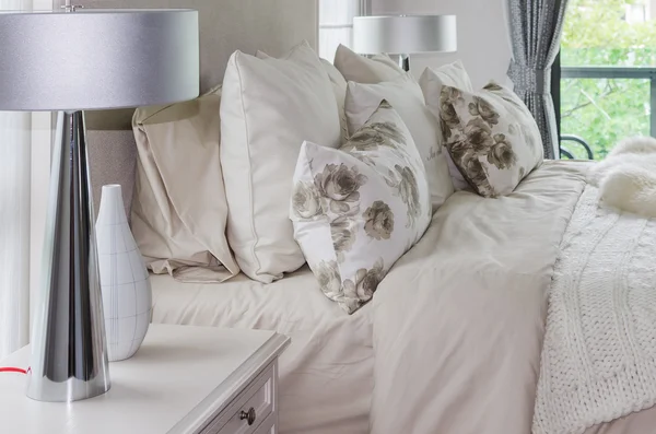 Dormitorio blanco interior moderno con lámparas —  Fotos de Stock