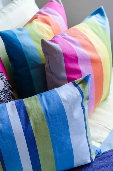 Красочные подушки на кровати в спальне — стоковое фото