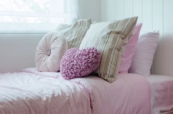带粉红色床在家的儿童卧室 — 图库照片