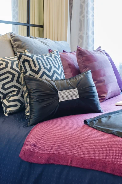 Multicolor poduszki na łóżko w sypialni projekt — Zdjęcie stockowe
