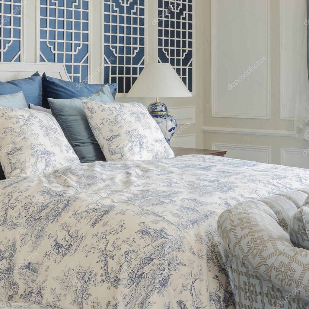 Letto king size di lusso in camera con divano letto a casa \u2014 Foto di khongkitwiriyachan