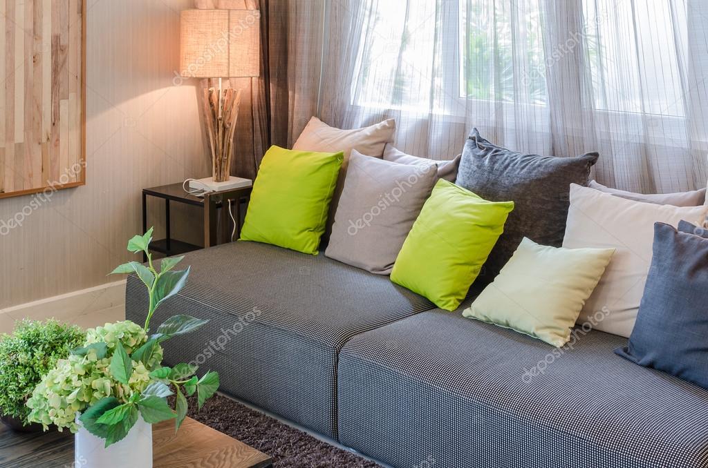 Grijze bank en groene kussens in woonkamer — stockfoto ... Groen woonkamer banken