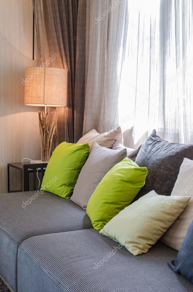 Grijze bank met groene kussens in woonkamer — stockfoto ... Groen woonkamer banken