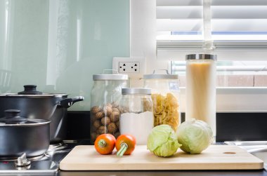 evde mutfak oda sayacında üzerinde gereçler