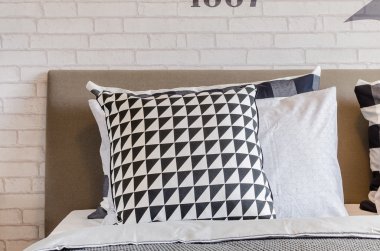 siyah beyaz yastıklı modern yatak odası