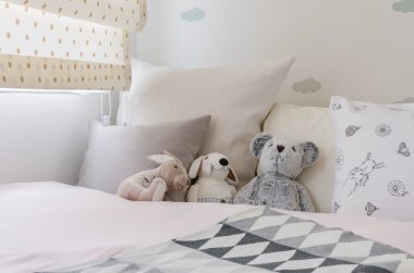 çocuk odası bebek ve yastık yatak