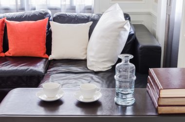 masada oturma odasında su ve beyaz çay bardak bardak