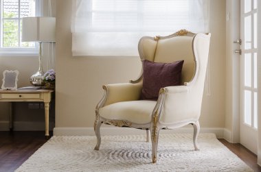 Klasik sandalye stil yatak odasında halı üzerinde