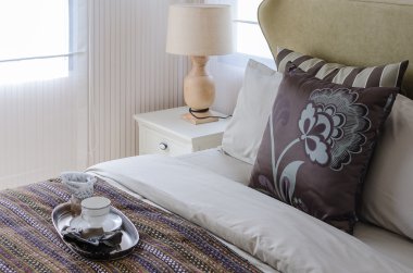 kahverengi yastık yatak odasında