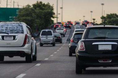 trafik sıkışıklığı acele saat fazla araba ile