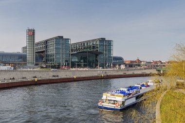 Berlin Hauptbahnhof istasyonu görünümünü 