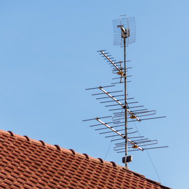 televizyon anteni çatı üzerinde