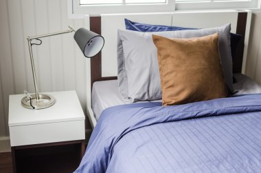 iç tasarım modern tek yatak odalı evde