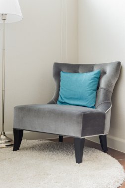 Klasik sandalye stil mavi yastık ile