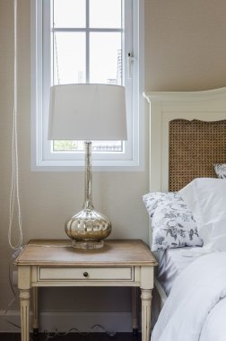 Klasik lamba tarzı ile ahşap masa