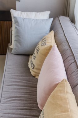 kanepe üzerinde renkli yastıklar satırı