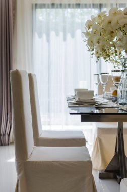 Beyaz yemek odasında masayı 