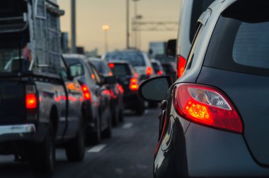 trafik sıkışıklığı hızlı yolda çok araba ile