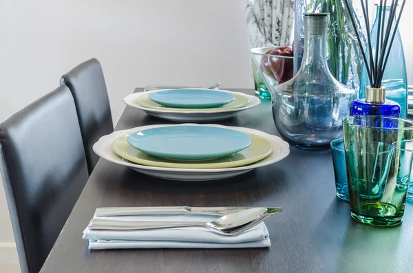 Black dinner table with table set — Stock Photo, Image