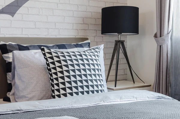 Dormitorio moderno con almohadas en blanco y negro —  Fotos de Stock