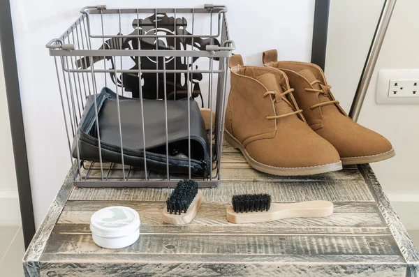 茶色の革の靴とブラシ — ストック写真