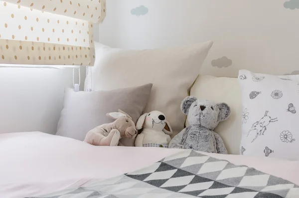 Chambre d'enfant avec poupées et oreillers sur le lit — Photo