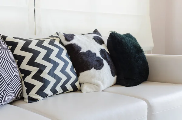 Almohadas en blanco y negro en el sofá en la sala de estar — Foto de Stock