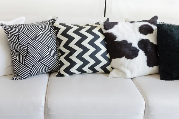 Almohadas en blanco y negro en sofá blanco en la sala de estar en casa — Foto de Stock