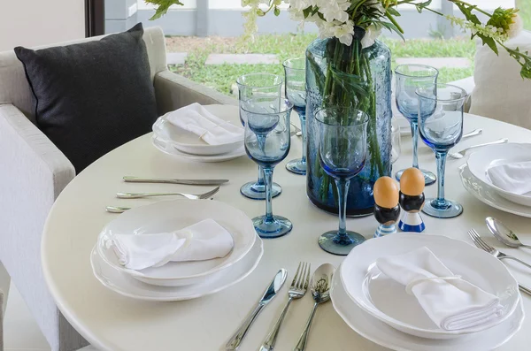 Sala da pranzo con tavolo rotondo bianco a casa — Foto Stock