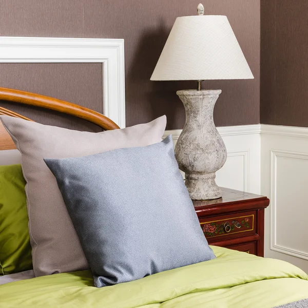 Dormitorio con lámpara gris en mesita de noche de madera —  Fotos de Stock